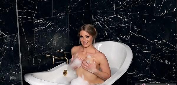  Twistys - Bath Full Of Joy - Veronica Weston